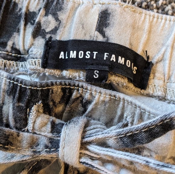 Women's Almost Famous cargo jogger size S - Picture 3 of 3